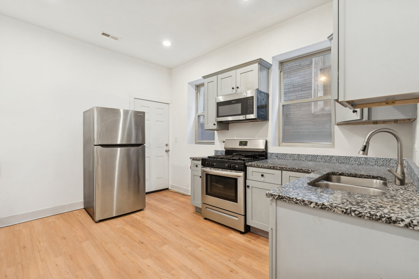 1908 W 48th Street Property Photo 6