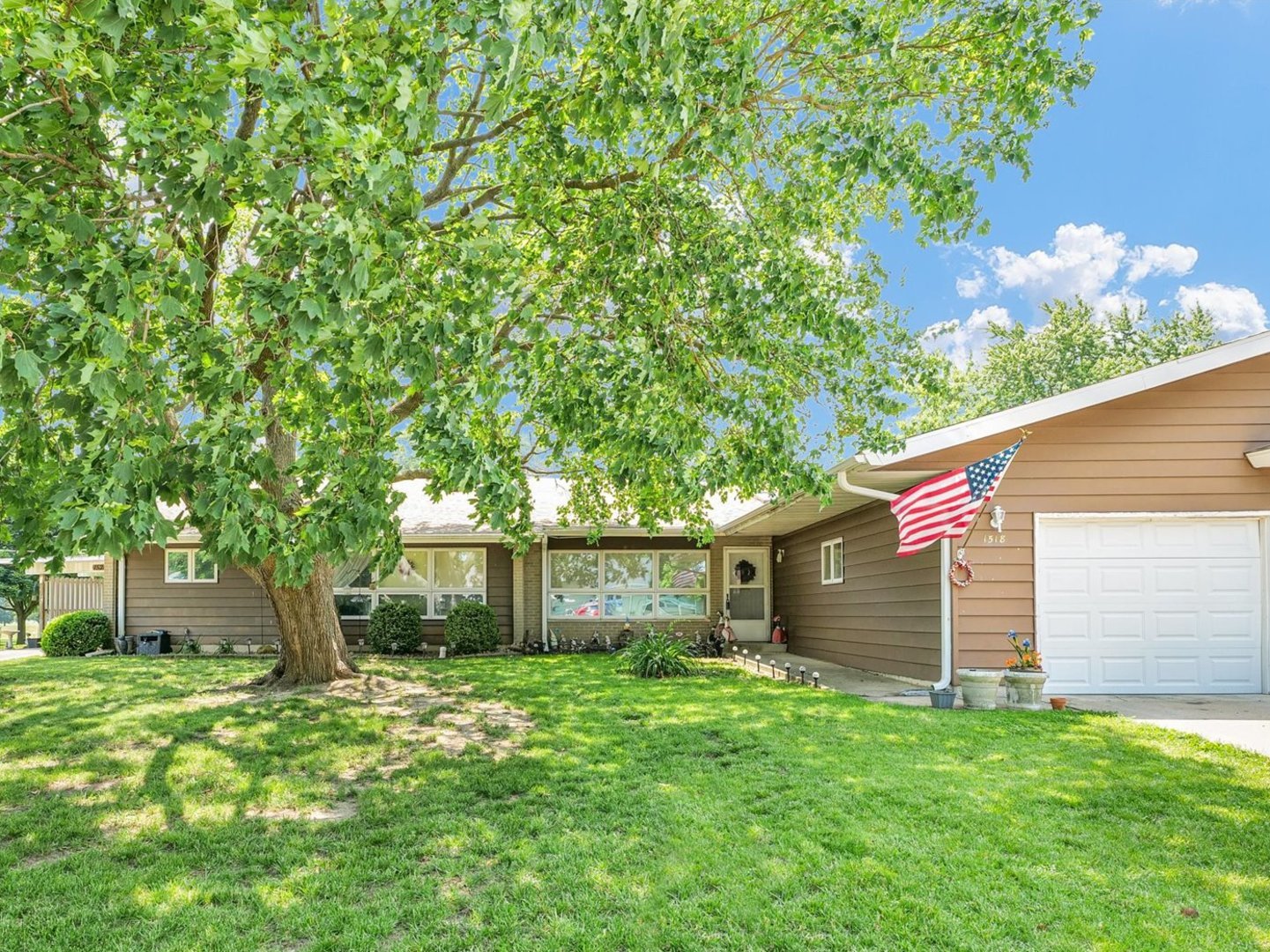 1518 Golfview Road 1 Property Photo 1