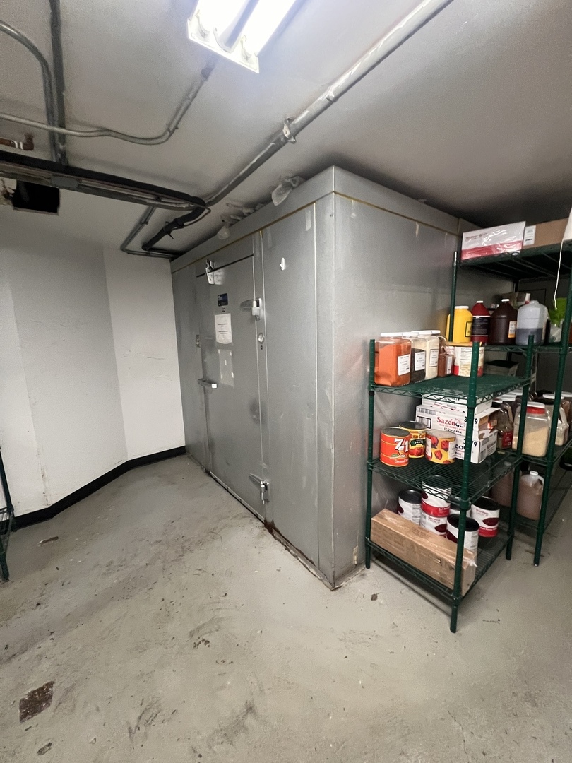 5721 N Clark Street Property Photo 8