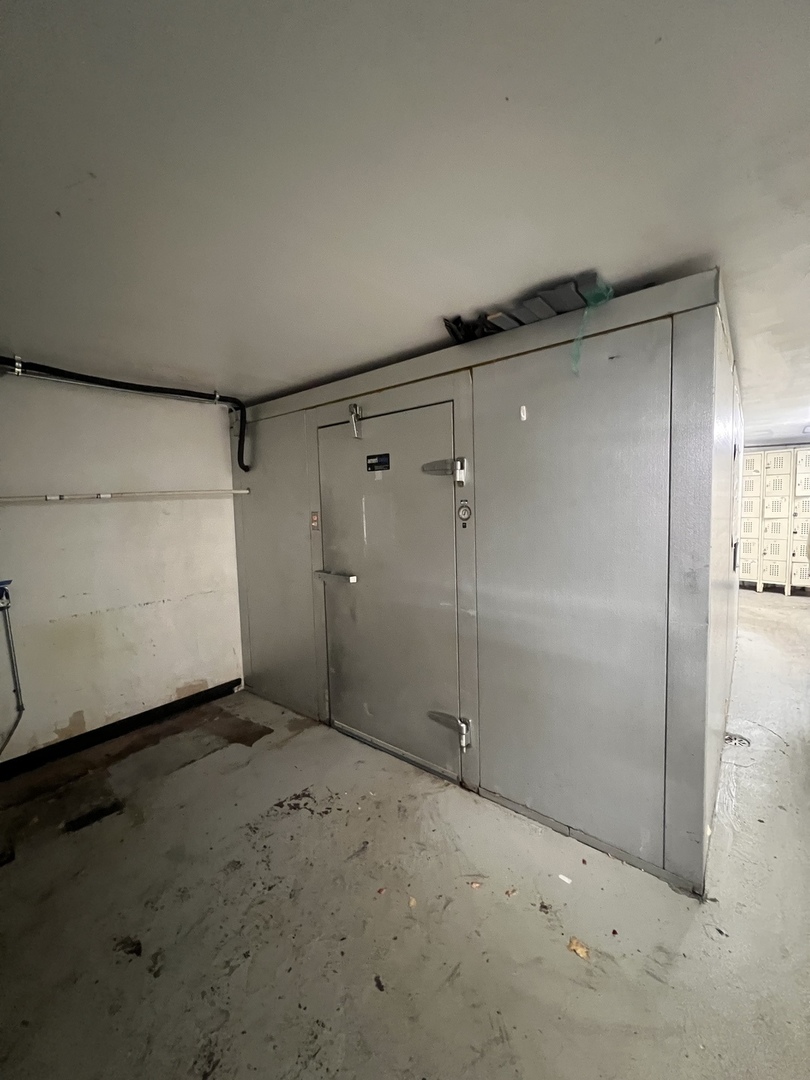5721 N Clark Street Property Photo 10