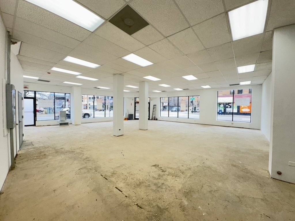 4558 N Clark Street Property Photo 4