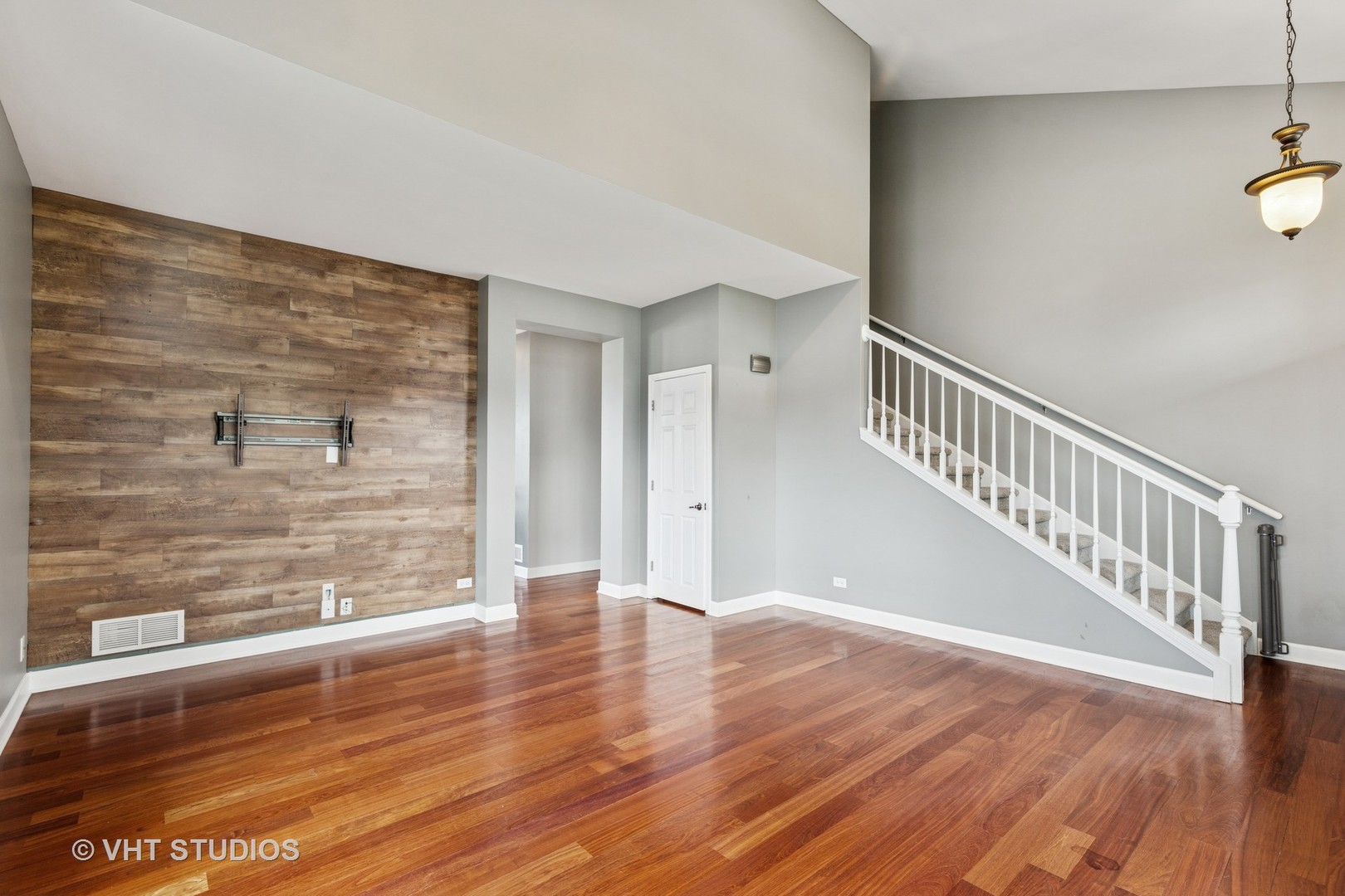 197 S Springside Drive Property Photo 3