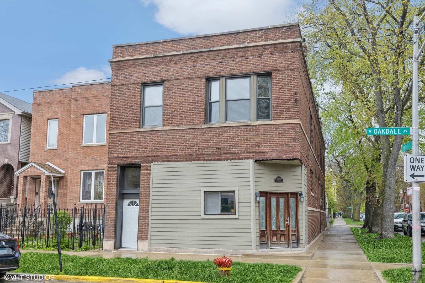 1900 W Oakdale Avenue 1r Property Photo 1