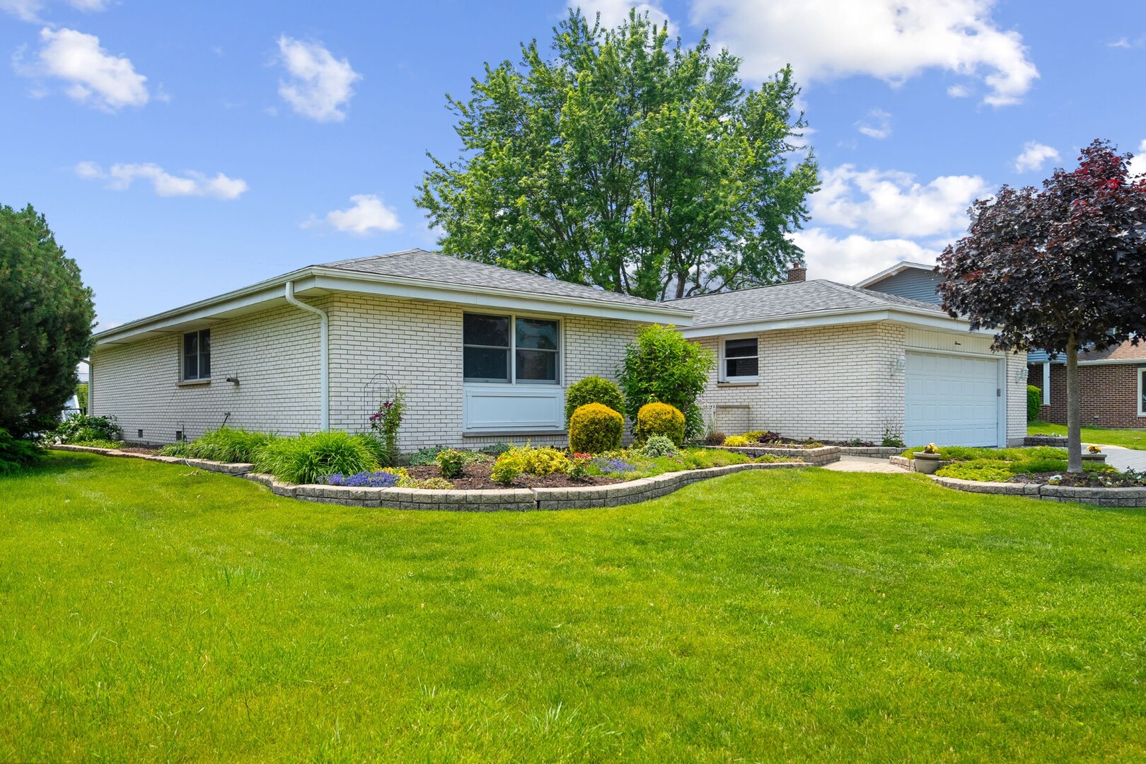 11 E Appletree Lane Property Photo 1