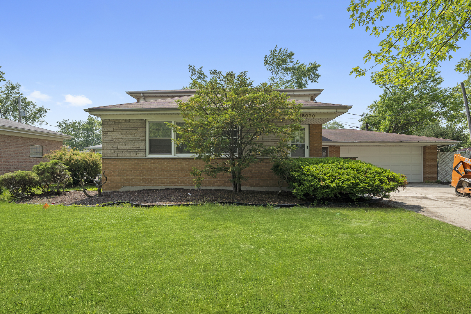 16030 University Avenue Property Photo 1