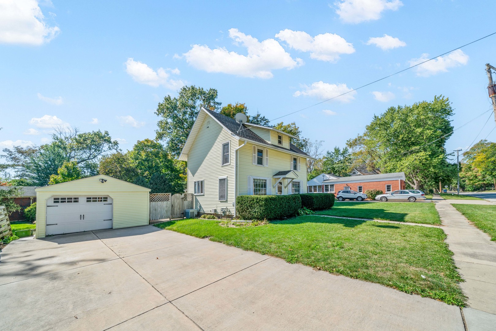 557 E Mckinley Street Property Photo 1