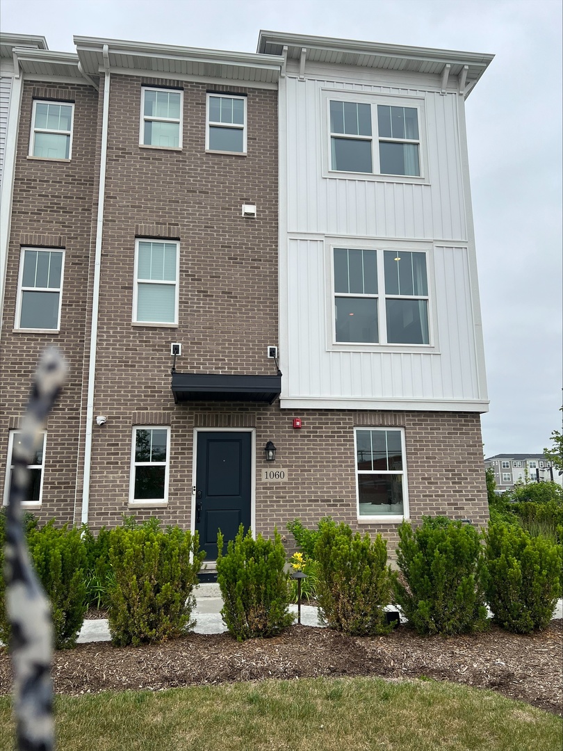 1060 E Oakton Street Property Photo 1