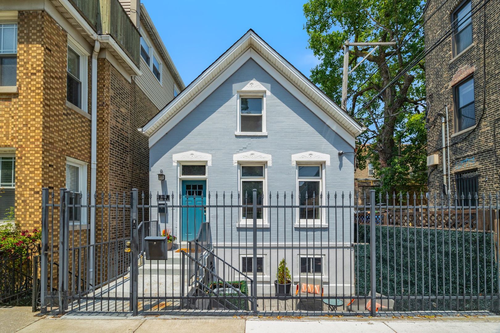2012 W Charleston Street