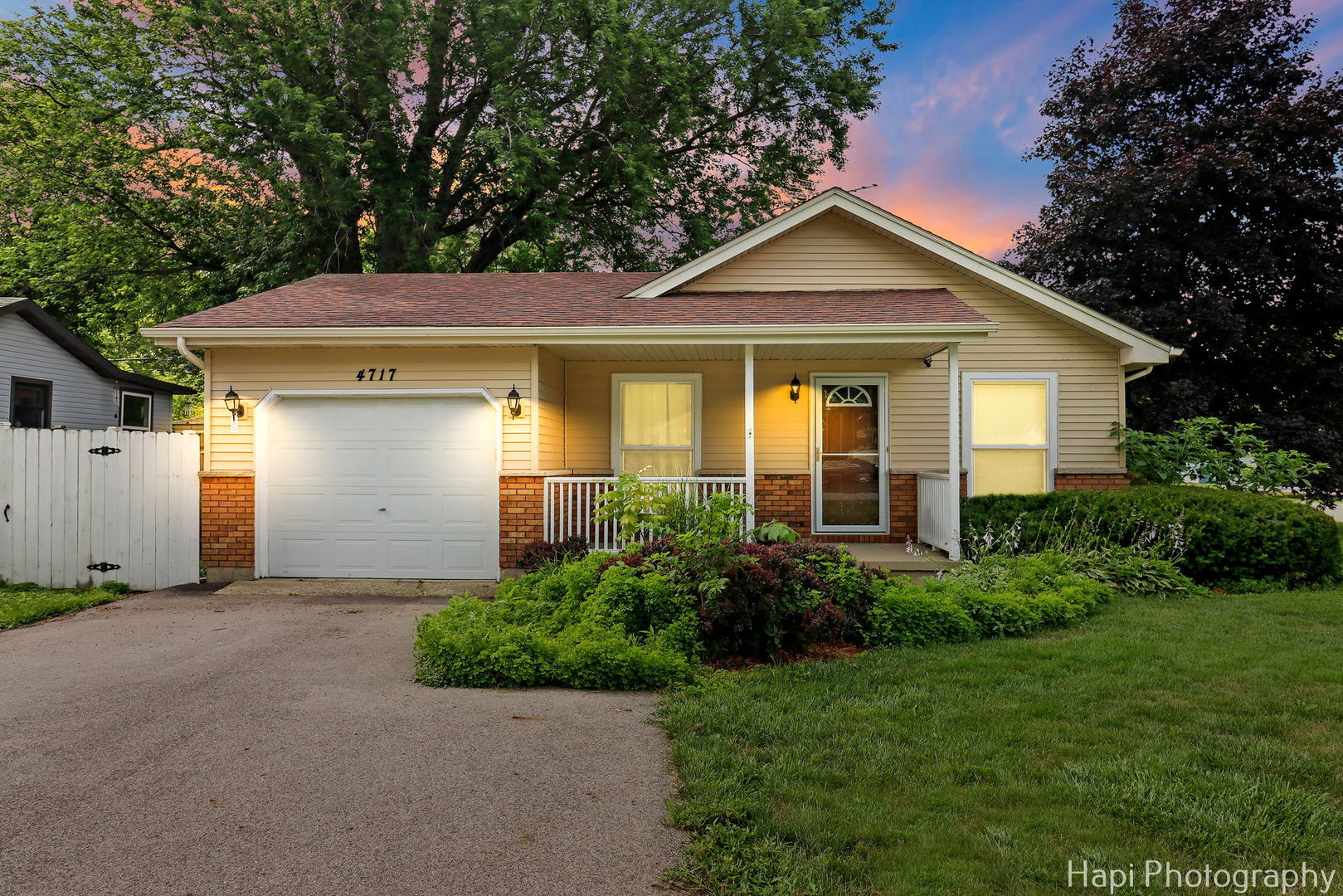 4717 W Prairie Ave Property Photo 1