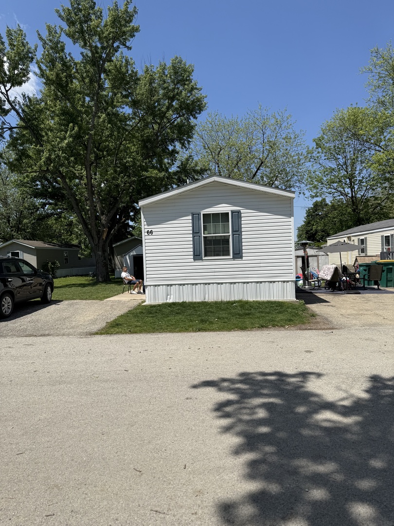 66 N Oak St Property Photo 1