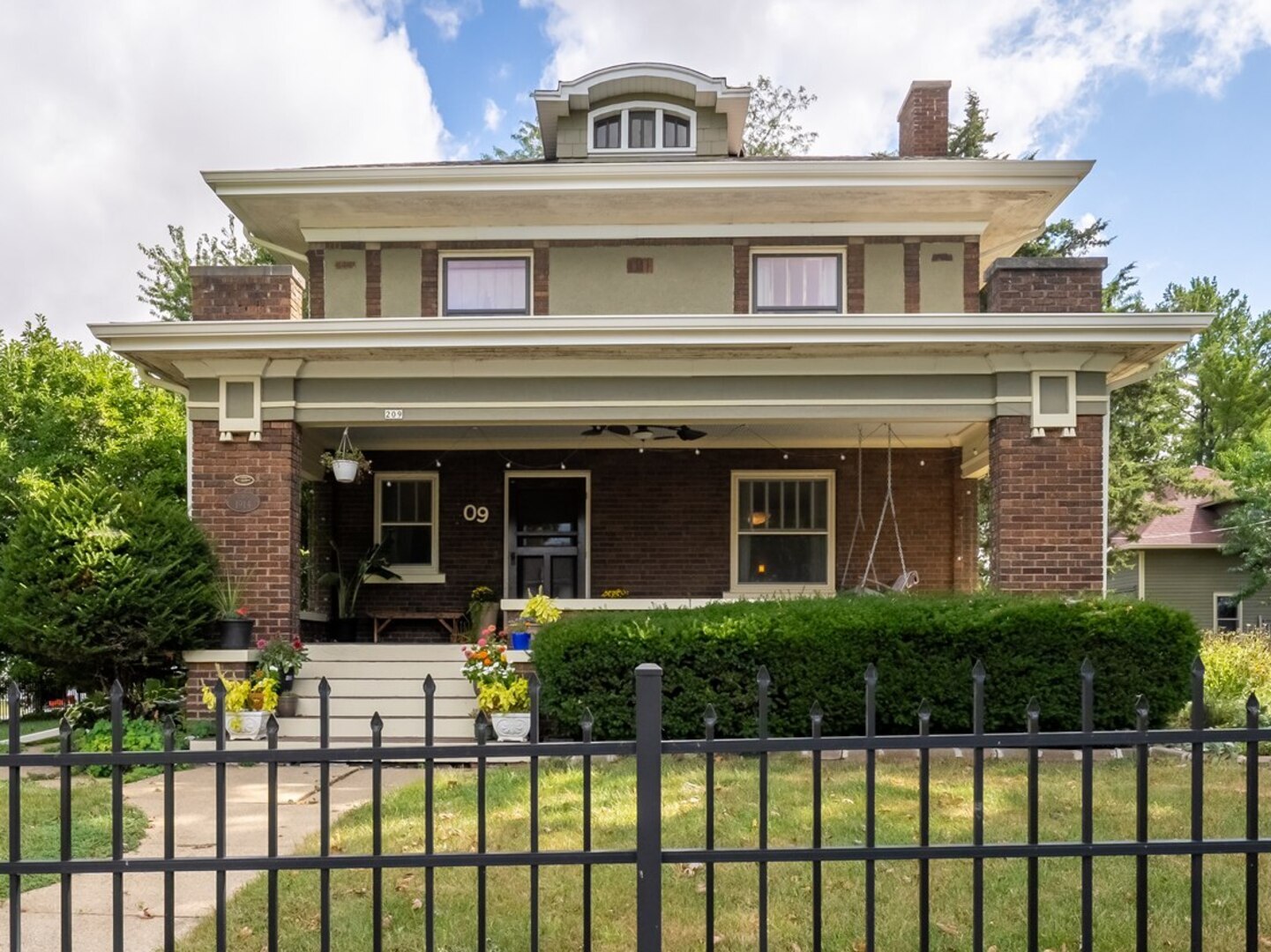 209 N West Street Property Photo 1