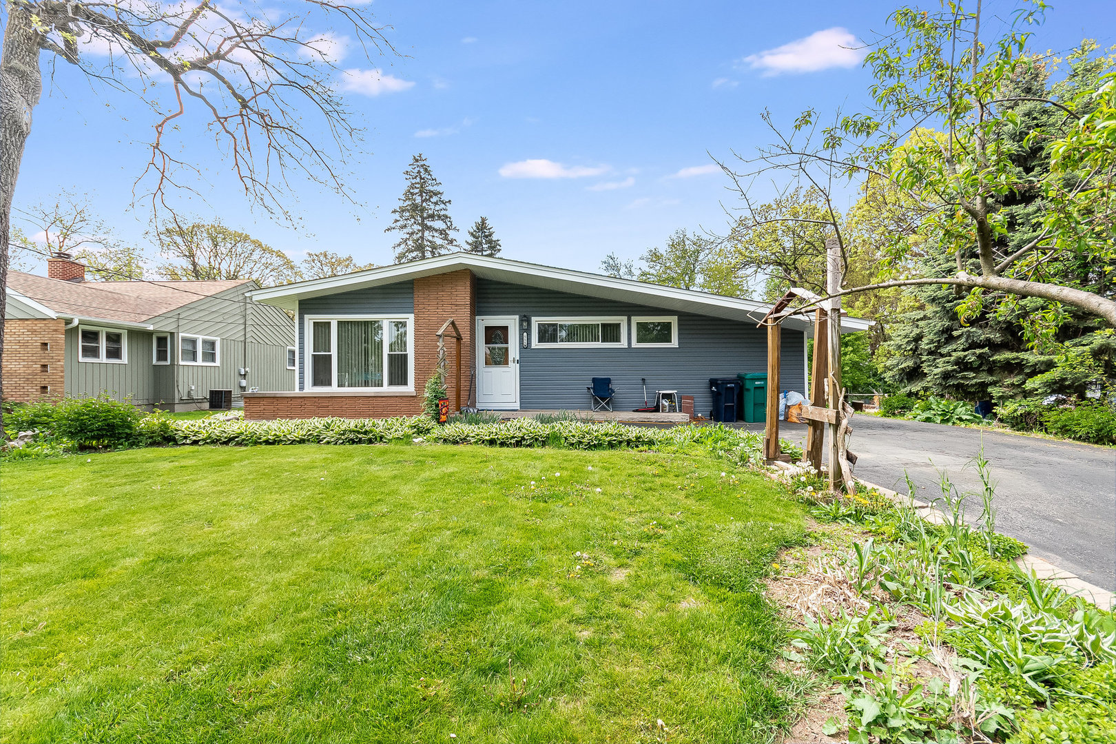 555 W Saint Charles Road Property Photo 1