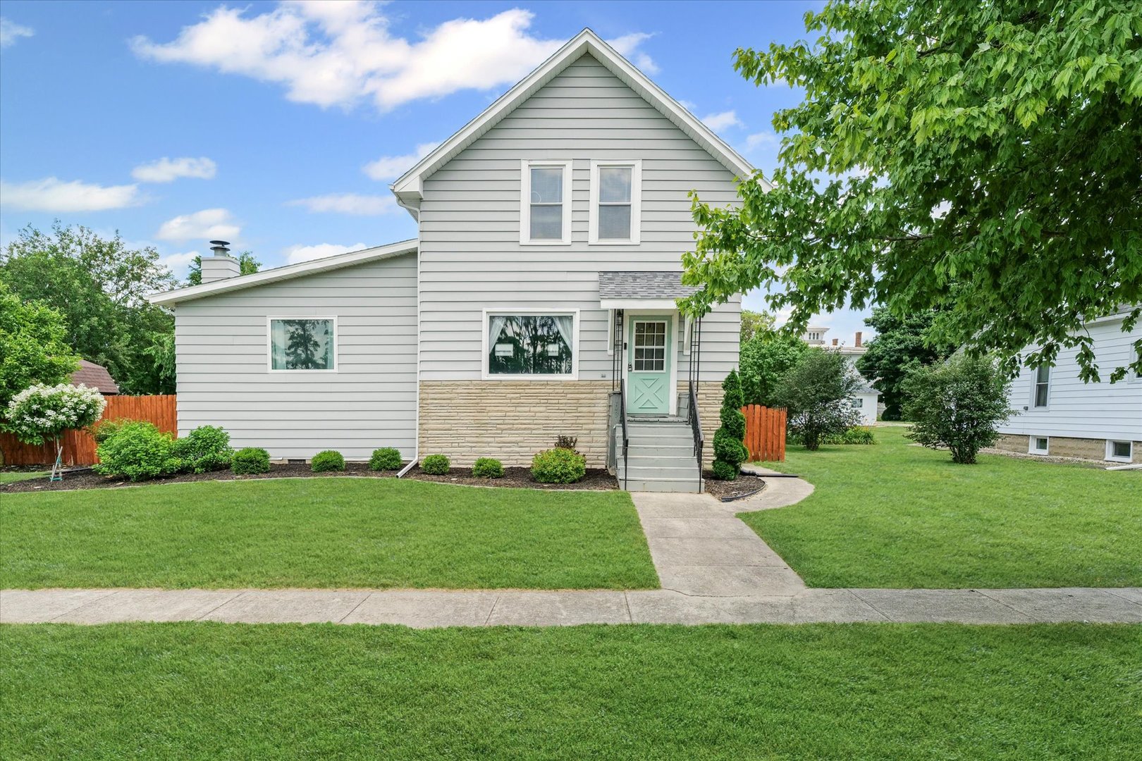 103 S Locust Street Property Photo 1