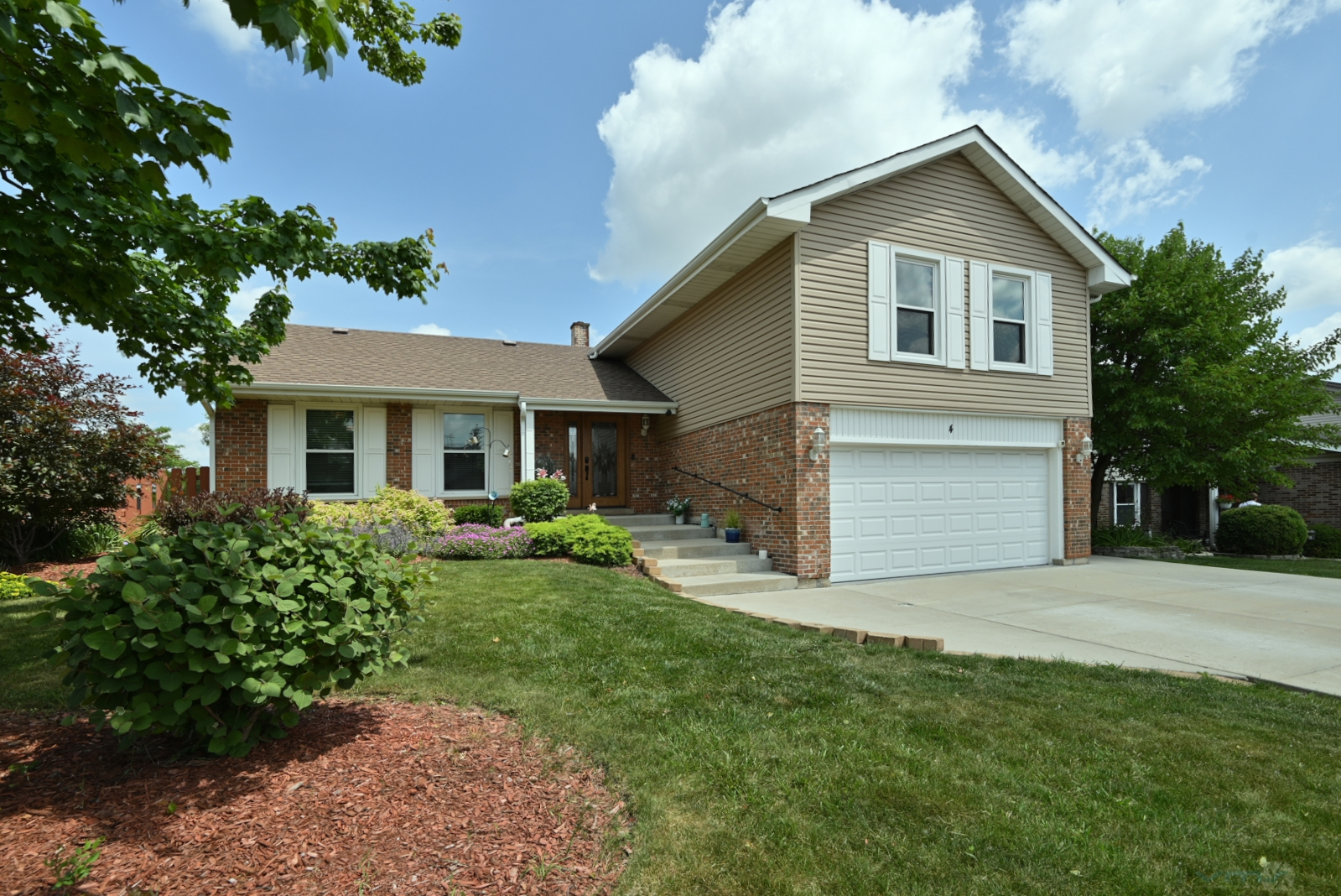 4 Kingsport Drive Property Photo 1