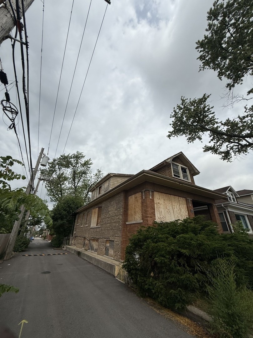 1620 N Nagle Avenue Property Photo 1