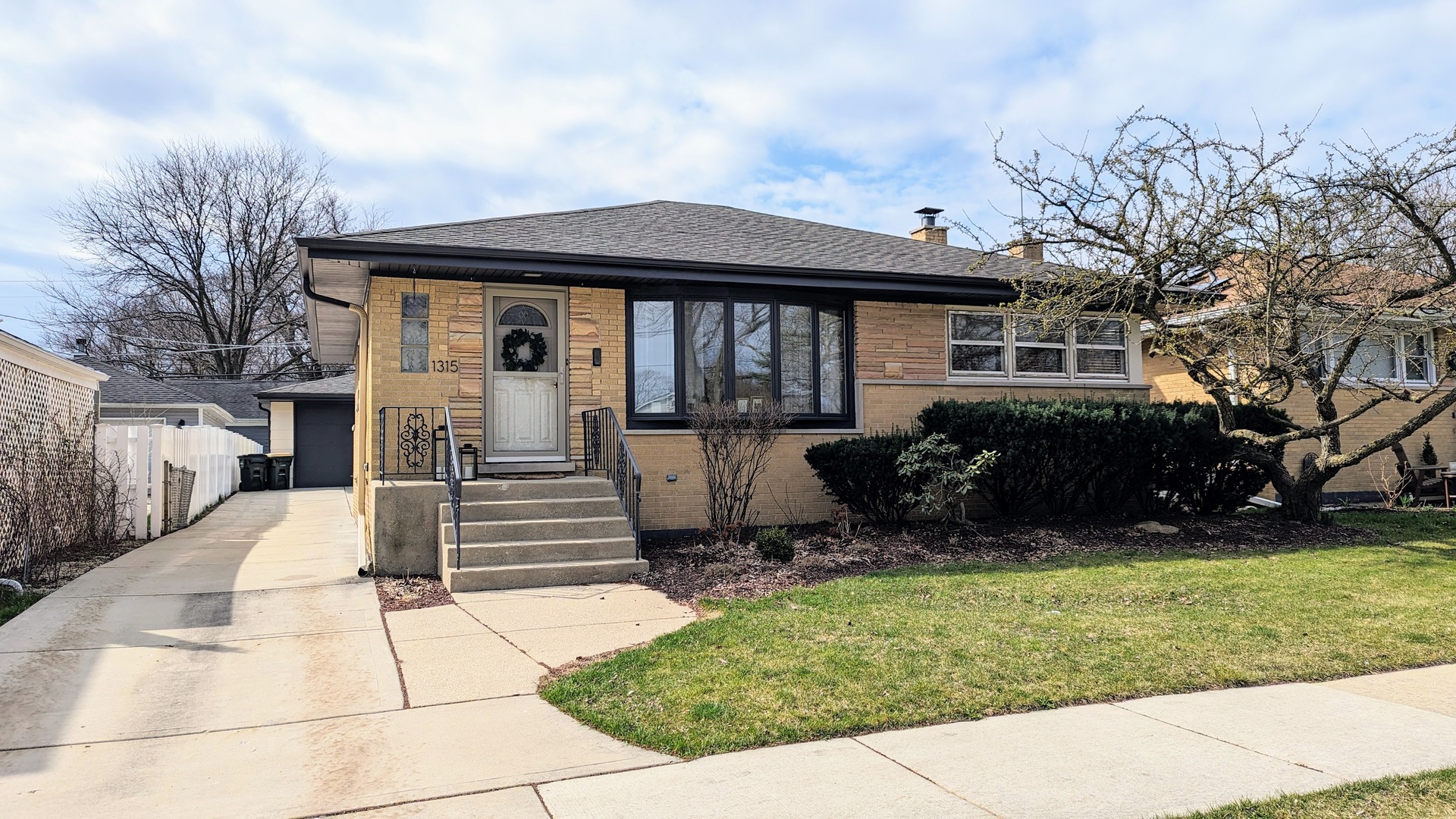 1315 W Oakton Street Property Photo 1