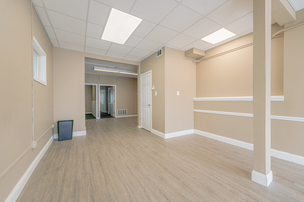 12606 Western Avenue Property Photo 4