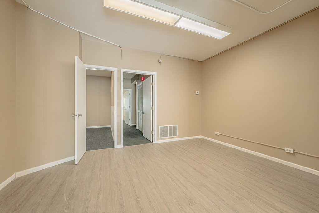 12606 Western Avenue Property Photo 5
