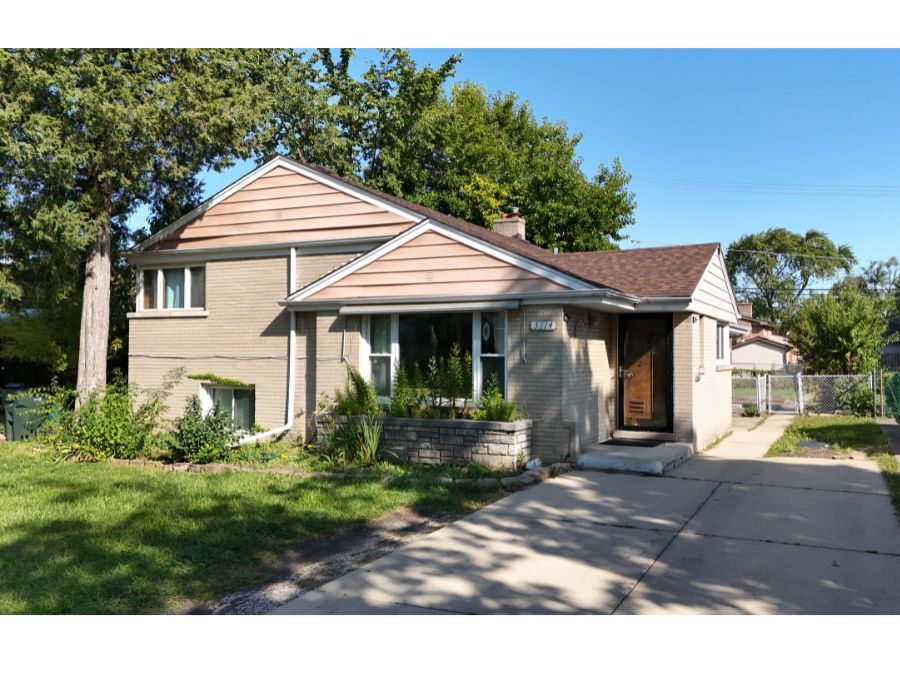 3814 W Sherwin Avenue Property Photo 1