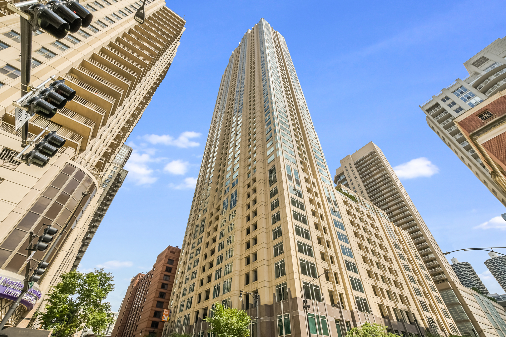 33 W Ontario Street Th5 Property Photo 1