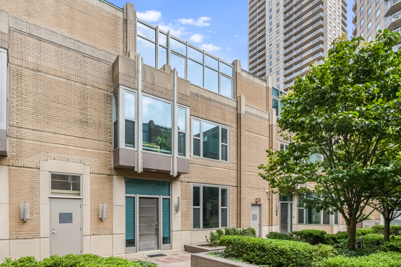 33 W Ontario Street Th5 Property Photo 2