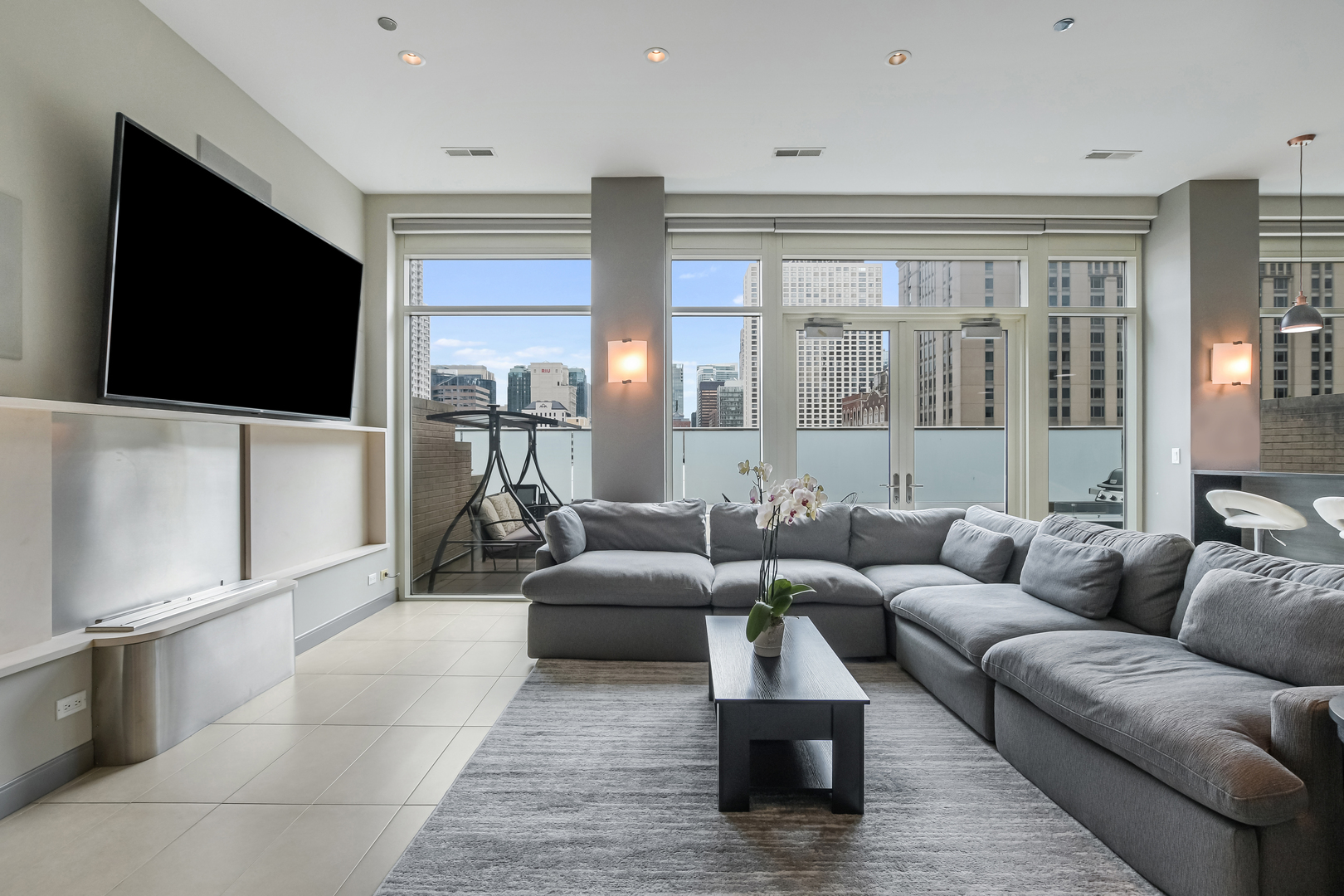 33 W Ontario Street Th5 Property Photo 5