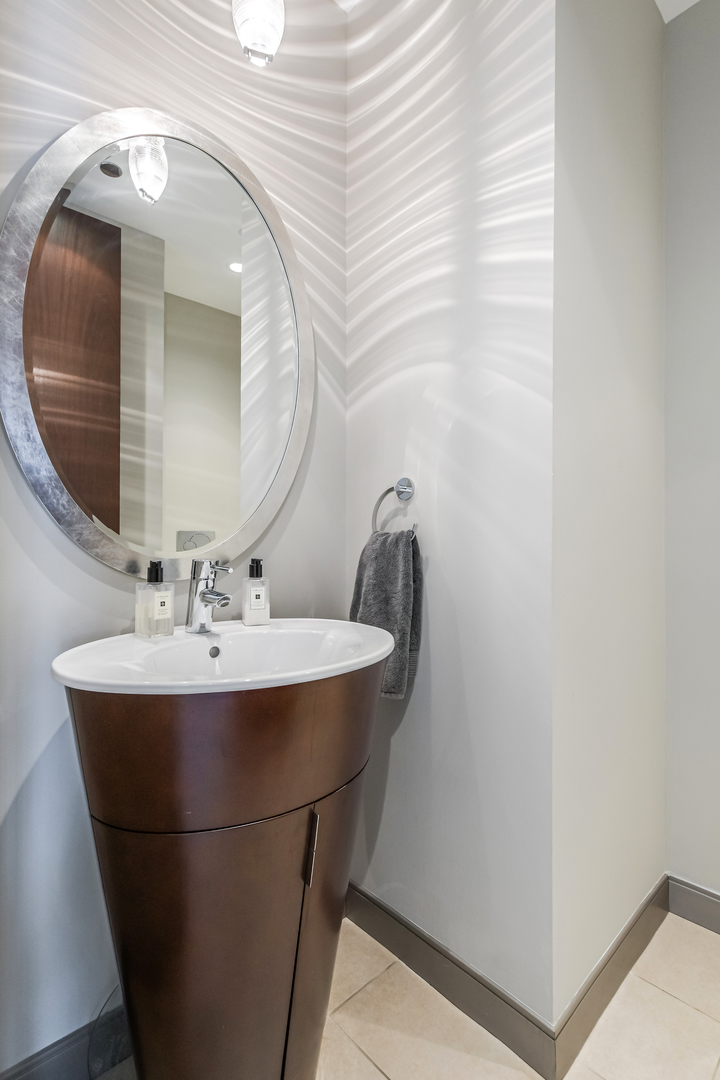 33 W Ontario Street Th5 Property Photo 15