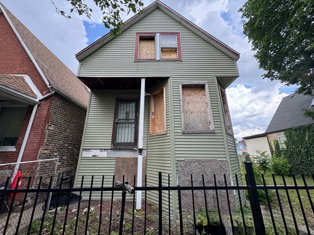 421 N Leclaire Avenue Property Photo 1