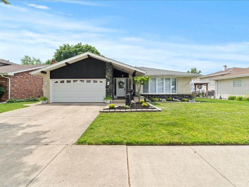 9526 S Kilbourn Avenue Property Photo 1