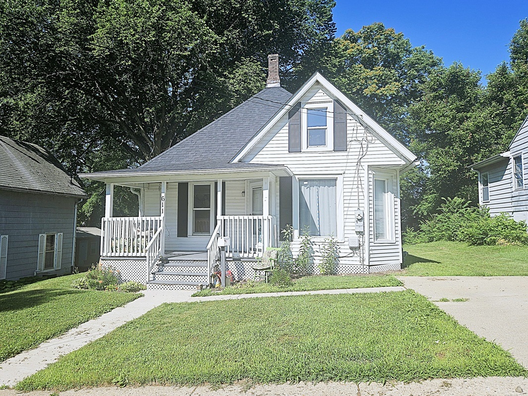 611 S Dixon Avenue Property Photo 1