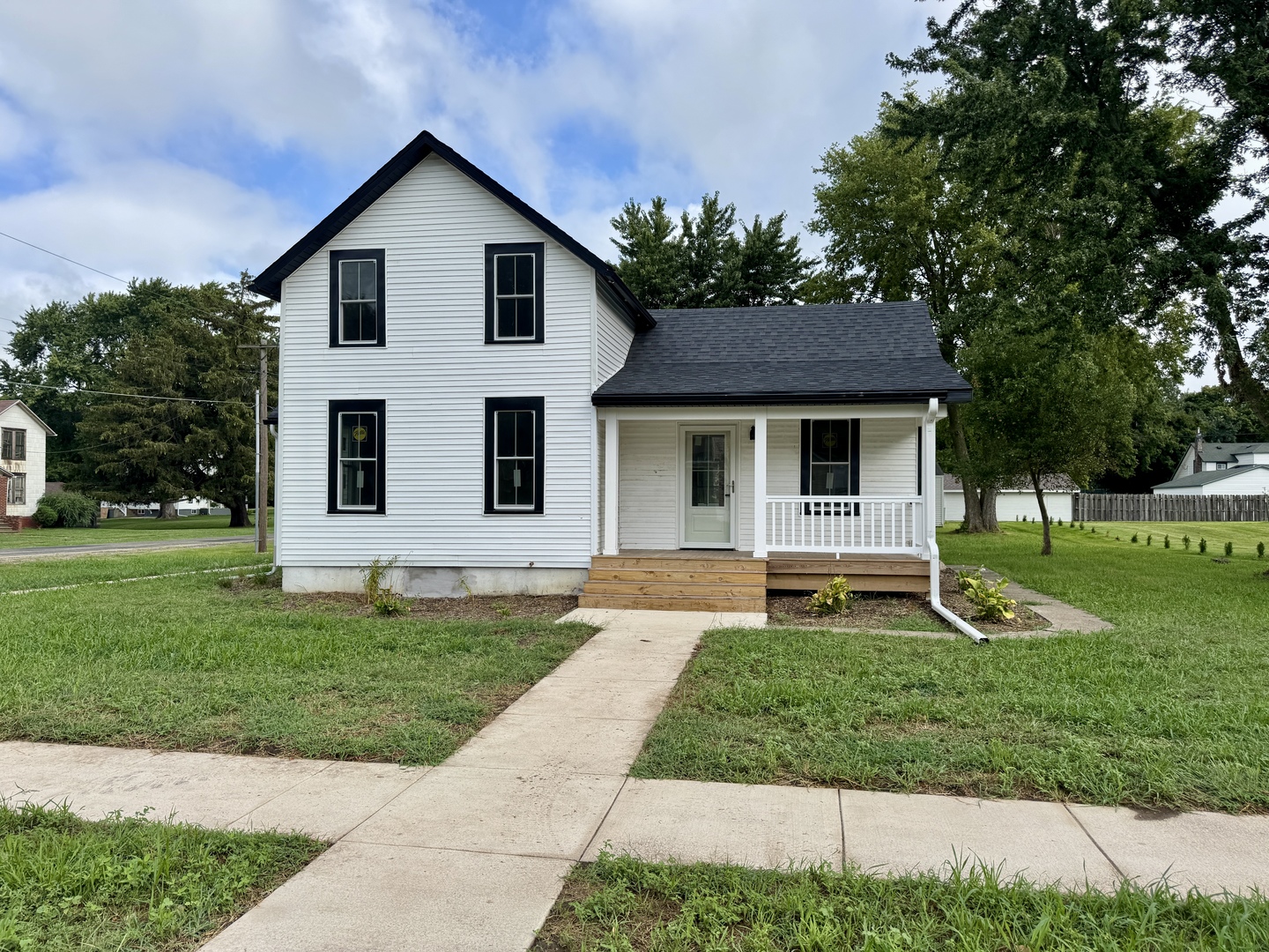 202 E Walnut Street Property Photo 1