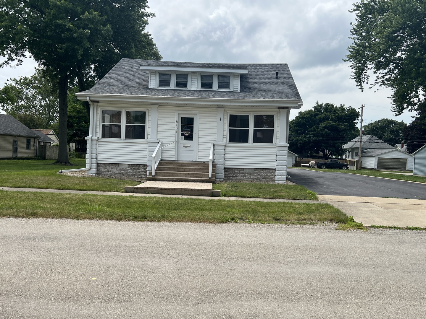 810 W Adams Street Property Photo 1
