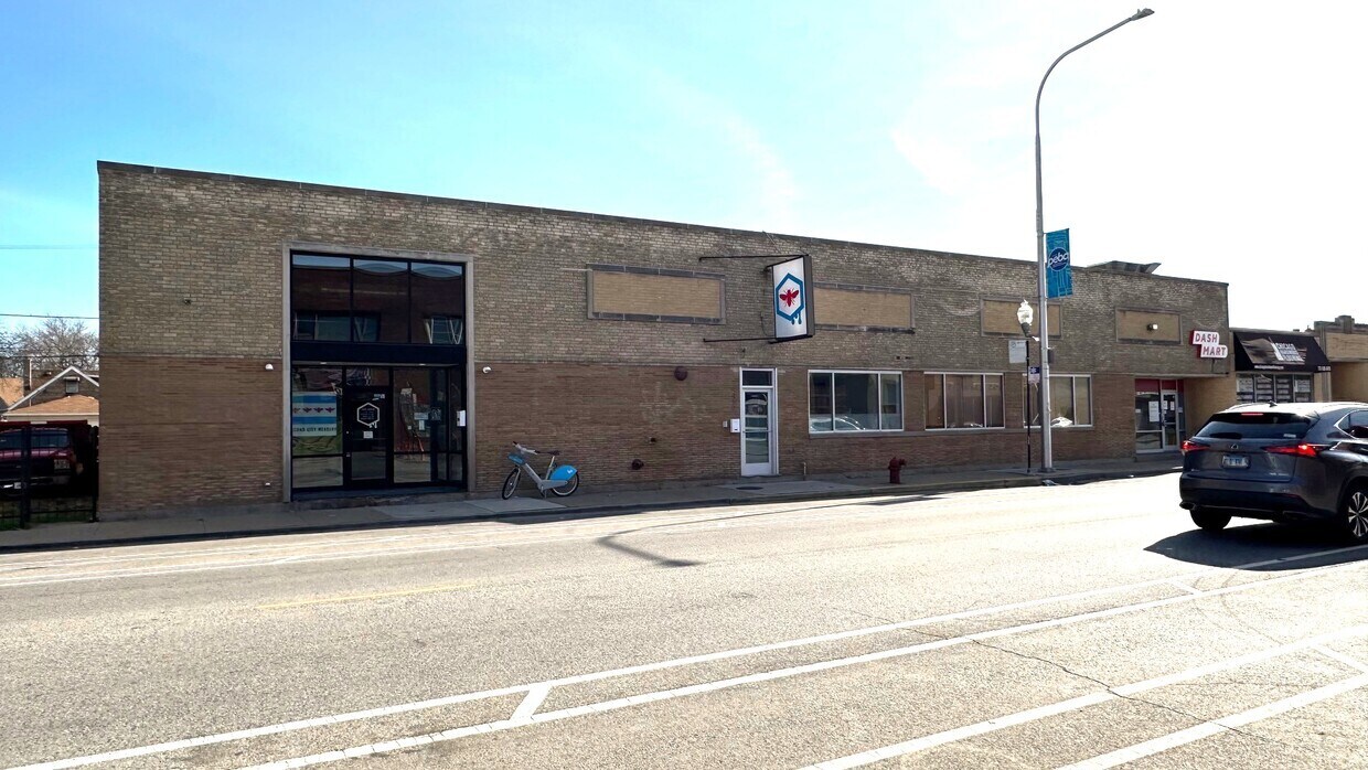 4465 N Elston Avenue Property Photo 1
