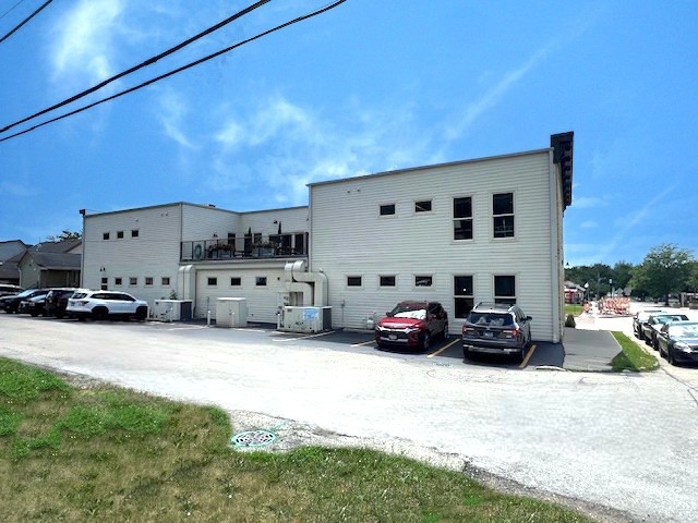 220 N River Street Property Photo 4