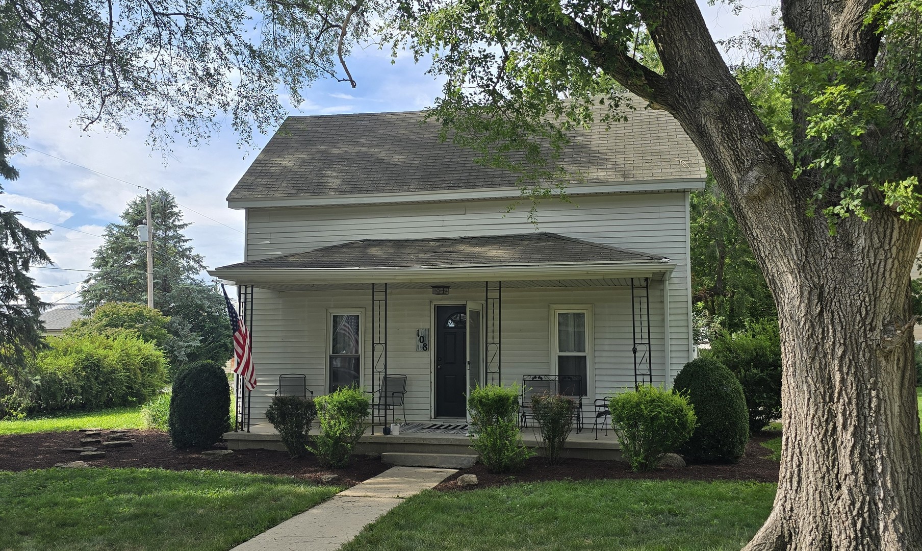 108 E Center Street Property Photo 1