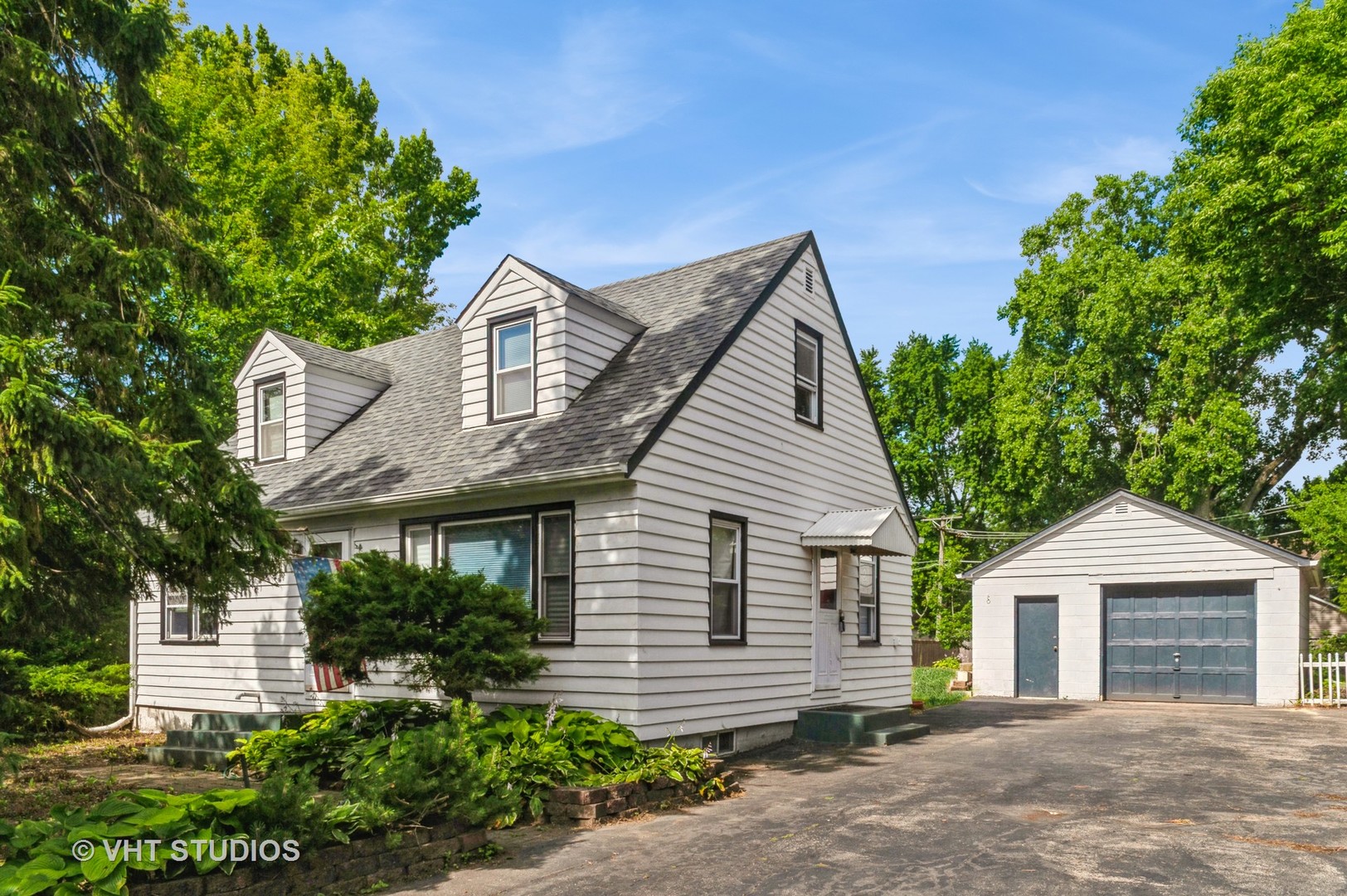 20 N Rohlwing Road Property Photo 1