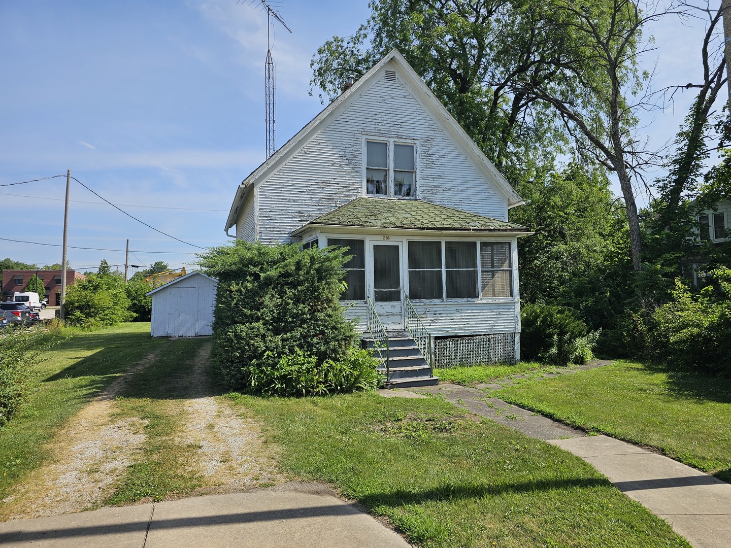 216 E Delaware St Property Photo 1