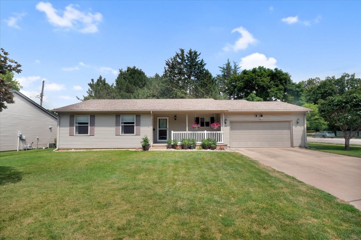 320 Royal Court Property Photo 1
