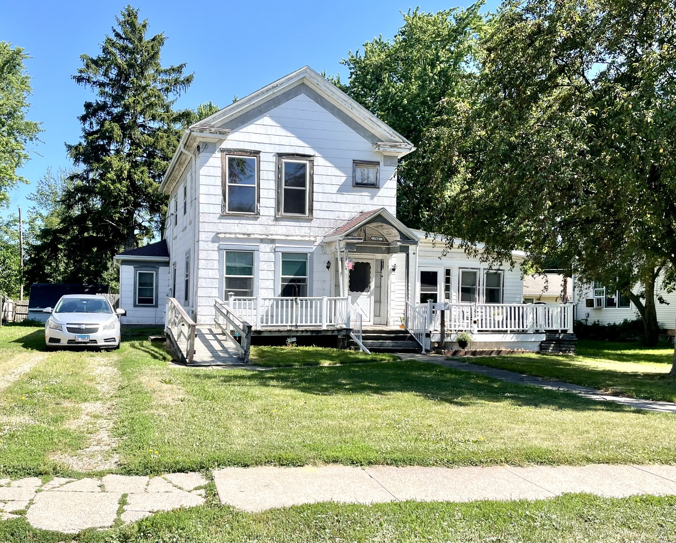702 Meriden Street Property Photo 1