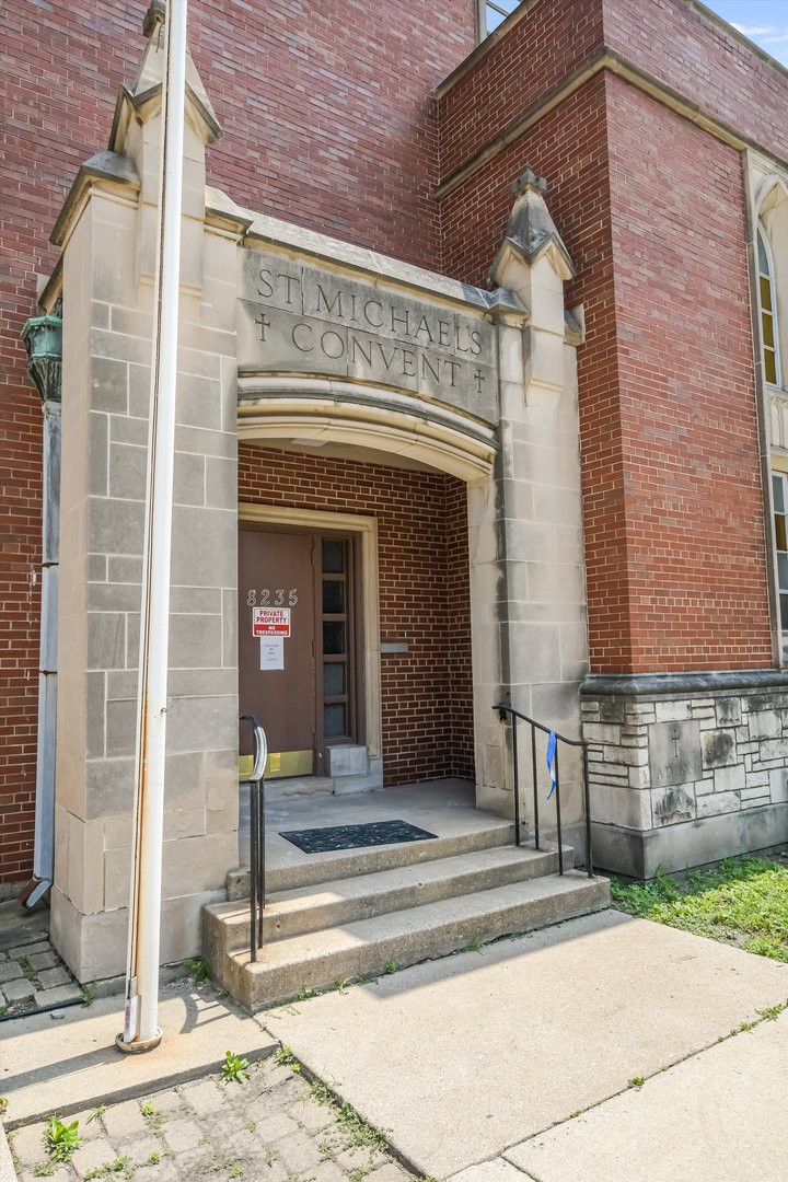 8235 S South Shore Drive Property Photo 3