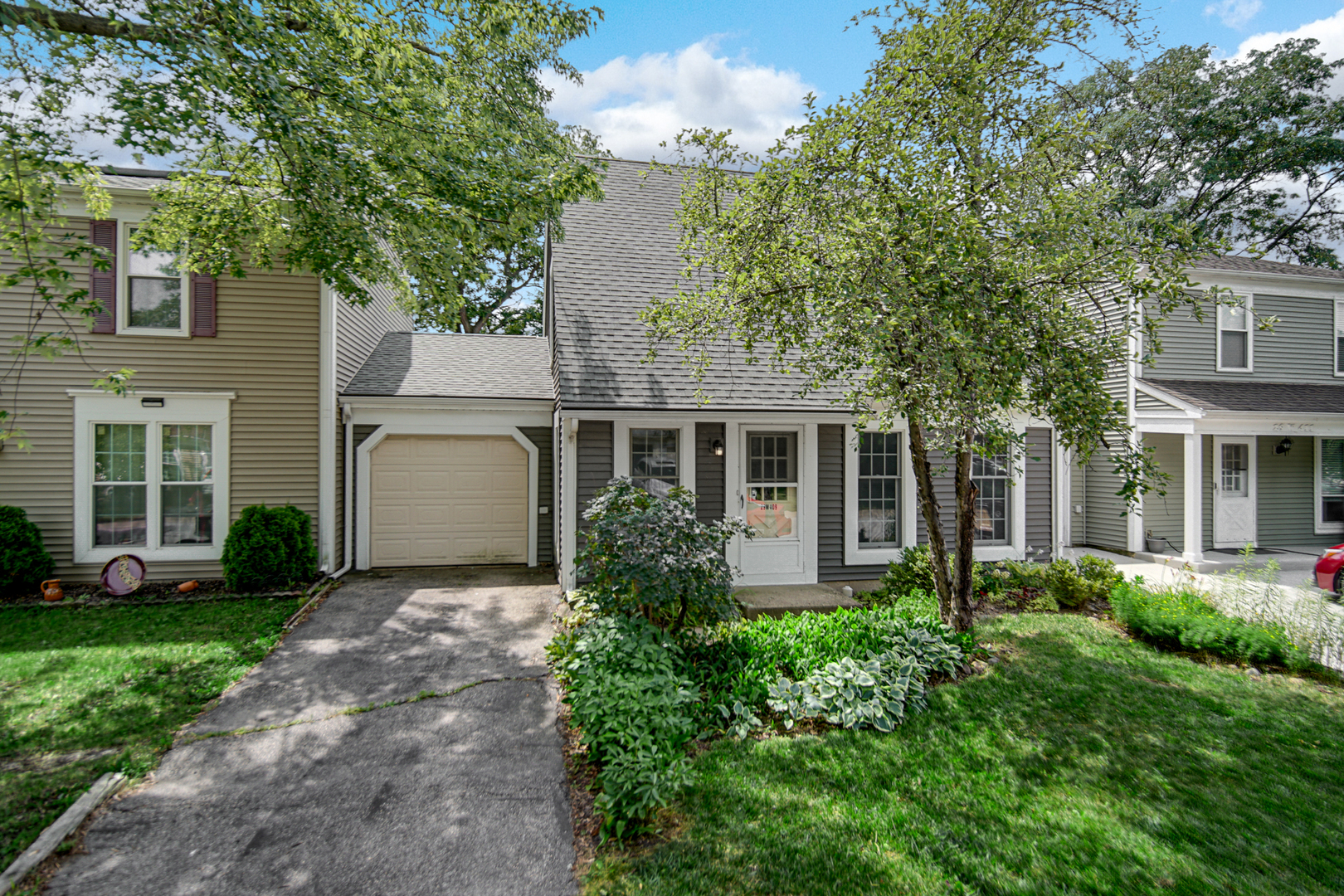 29w409 White Oak Drive Property Photo 1