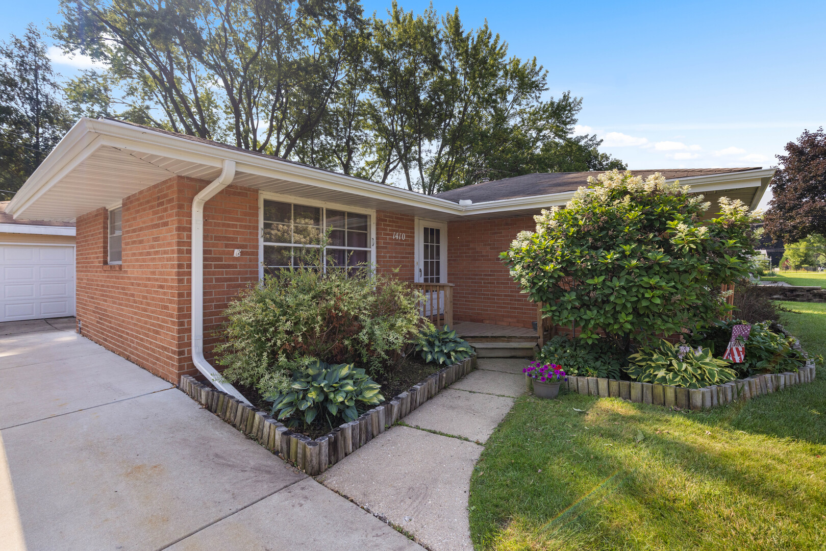 1410 Charlotte Dr Property Photo 1