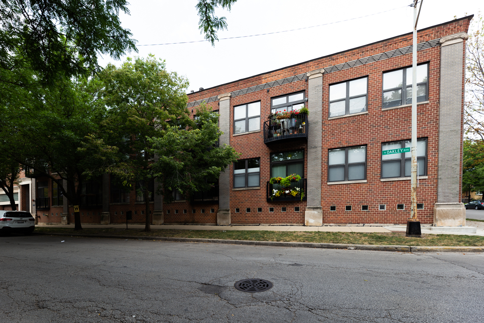 612 N Oakley Boulevard 206