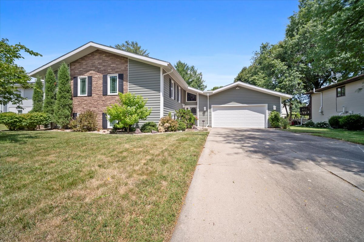 204 Collins Drive Property Photo 1