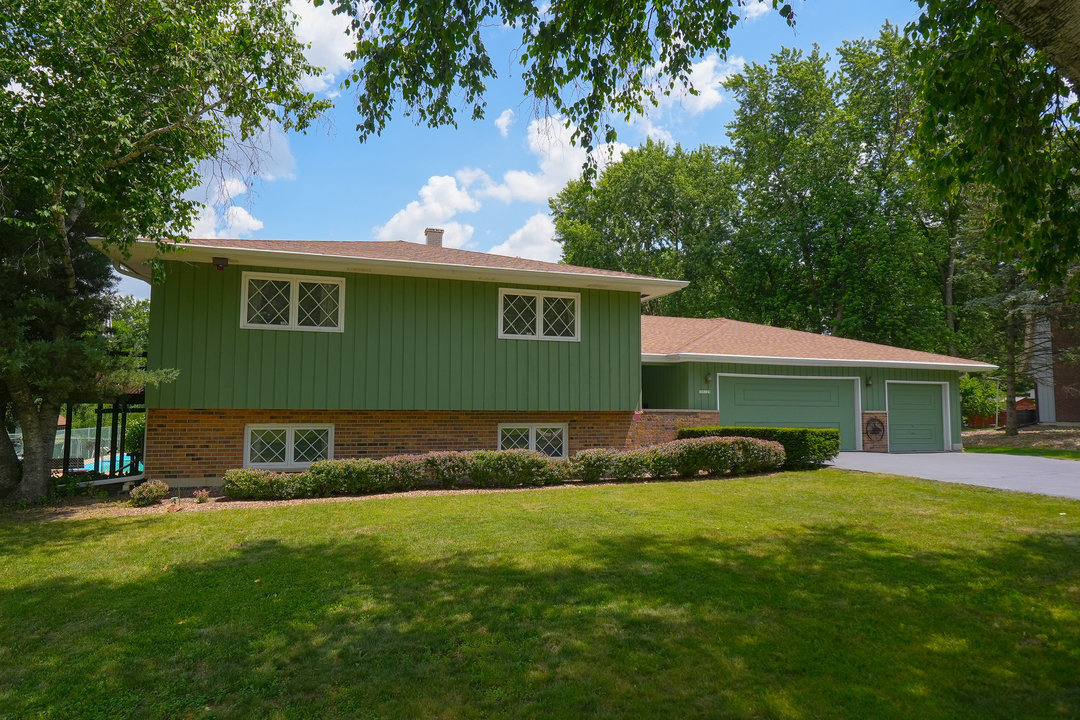 10s125 Springbrook Drive Property Photo 1