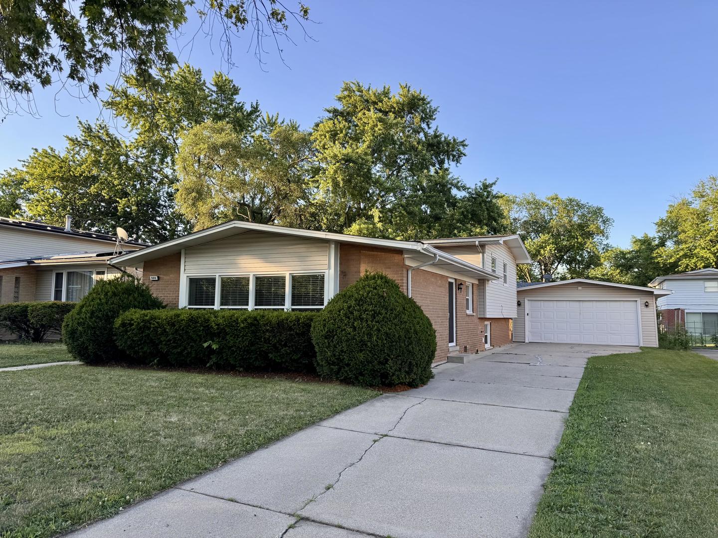 900 W Strieff Ln Property Photo 1