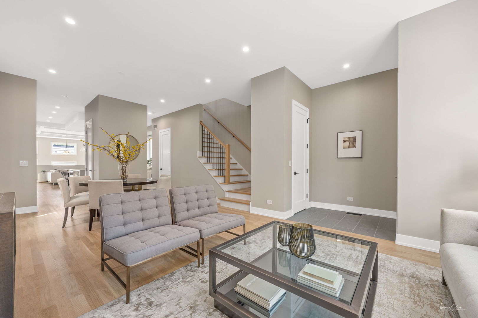 1642 W Wolfram Street Property Photo 3