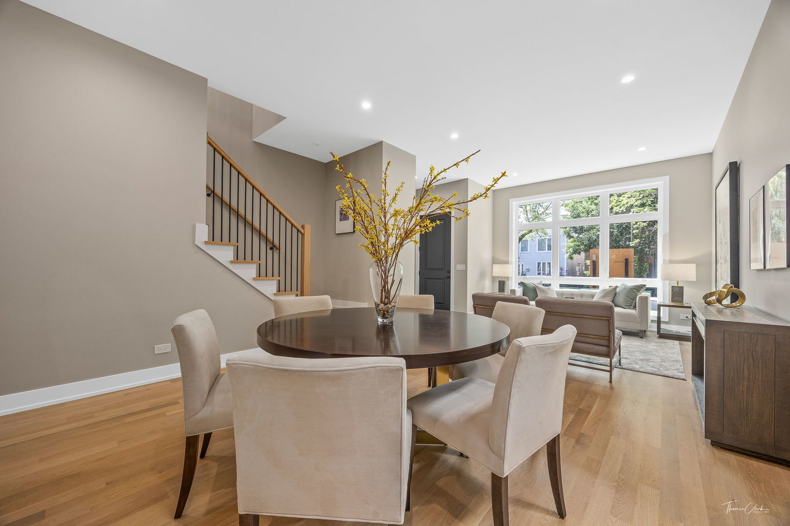 1642 W Wolfram Street Property Photo 4