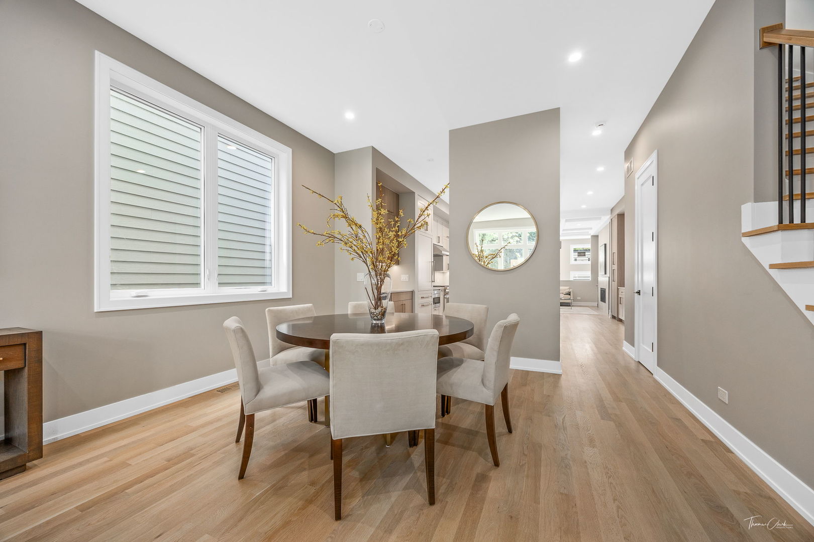 1642 W Wolfram Street Property Photo 6