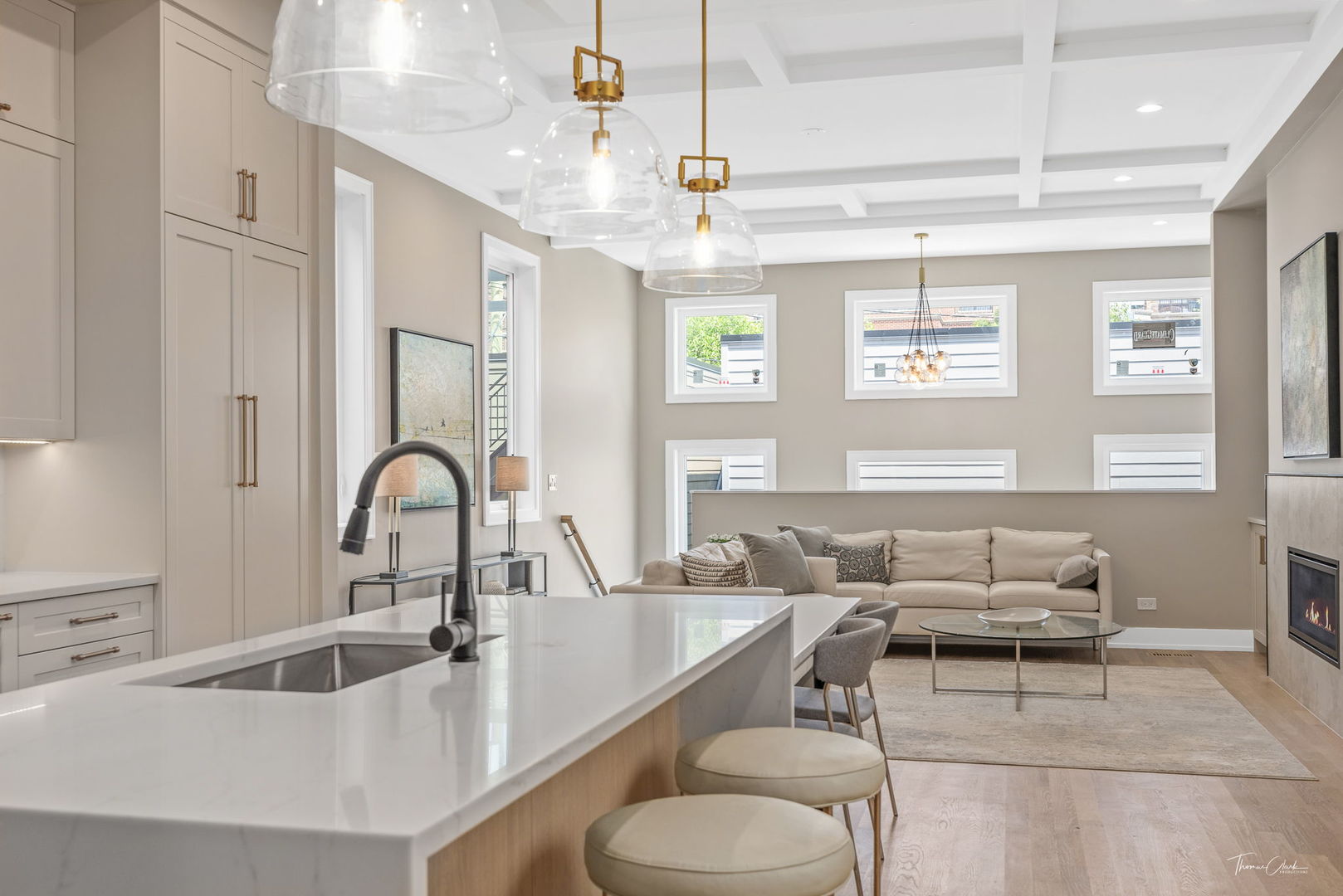 1642 W Wolfram Street Property Photo 11